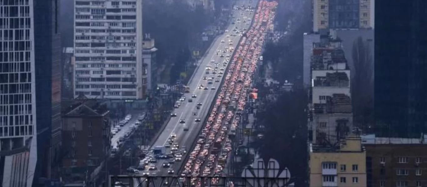 Κίεβο: Ατελείωτες ουρές στα βενζινάδικα για καύσιμα (βίντεο)